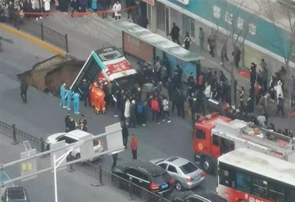 Κίνα: Τεράστια τρύπα στο δρόμο «κατάπιε» λεωφορείο - Έξι νεκροί, 10 αγνοούμενοι 