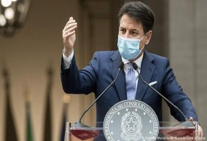 Ιταλία: Ο Κόντε απειλεί με μηνύσεις τις εταιρείες Pfizer και AstraZeneca