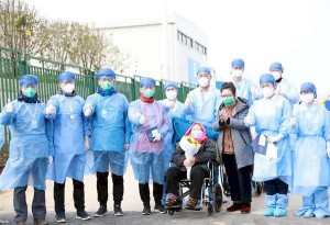Kορωνοϊός: 98χρονη Κινέζα στη Γουχάν ανάρρωσε και πήρε εξιτήριο γεμίζοντας όλους με αιδιοδοξία