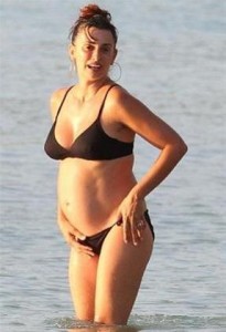 Η έγκυος Penelope Cruz στην παραλία