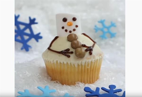 Μπείτε στο πνεύμα των Χριστουγέννων και «ντύστε» τα cupcakes  με 7 εορταστικές προτάσεις (βίντεο)