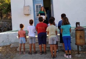  H 30χρονη αναπληρώτρια δασκάλα από την Θεσσαλονίκη που κάθε μέρα πάει με βάρκα από την Κάλυμνο στην Τέλενδο