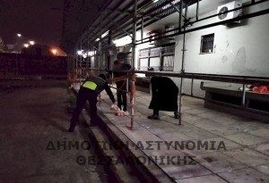 Η Δημοτική αστυνομία Θεσσαλονίκης μοίρασε τρόφιμα στους άστεγους της πόλης