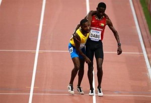 ''Eυ αγωνίζεσθαι'': Τερμάτισε με συναθλητή του που κατέρρευσε λίγο πριν την γραμμή τερματισμού