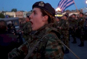Διμοιρίτισσα στην Μυτιλήνη απαγγέλει τον εθνικό ύμνο και προκαλεί ρίγη συγκίνησης. Βίντεο
