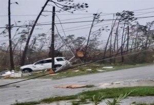 Tυφώνας Dorian: Ένας από τους ισχυρότερους τυφώνες πλήττει τις Μπαχάμες-Βίντεο με αεροπλάνο να περνάει μέσα από τον τυφώνα