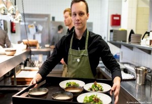 DW - Γερμανία: Eστιατόρια περιορίζουν το ωράριο λειτουργίας τους λόγω έλλειψης σερβιτόρων και μαγείρων
