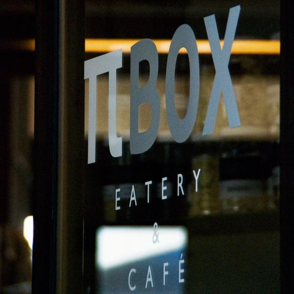 Tο «πΒox Eatery» στον ημιώροφο του notosgalleries στη Στοάς Χιρς
