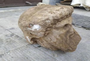 Αθήνα: Βρέθηκε αρχαία κεφαλή αγάλματος κατά τις εργασίες συντήρησης δρόμου
