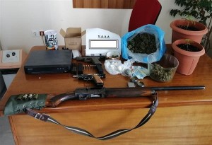 ΕΛ.ΑΣ: Συλλήψεις και κατασχέσεις όπλων και ναρκωτικών στη Δυτική Αττική 