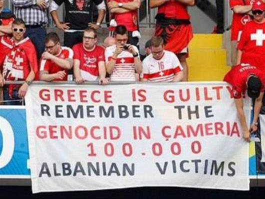 Προκλητικό πανό από Αλβανούς οπαδούς: Θυμηθείτε τη γενοκτονία της Τσαμουριάς. 100.000 Αλβανοί θύματα».