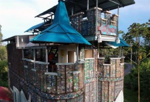 Ένα ολόκληρο χωριό από... πλαστικά μπουκάλια που αποσκοπεί στη μείωση των πλαστικών απορριμμάτων
