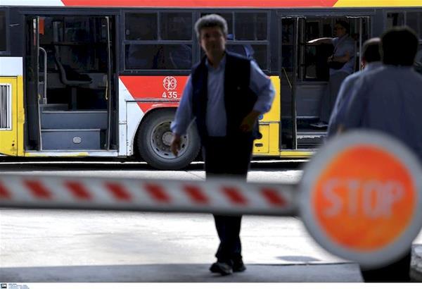 Λεωφορείο του ΟΑΣΘ συγκρoύστηκε με ΙΧ στη Θέρμη Θεσσαλονίκης