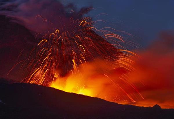 Το ηφαίστειο της Αίτνας ''ξύπνησε'' & εκτοξεύει λάβα και ηφαιστειακή τέφρα