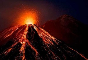 Συνεχίζει να βρυχάται το ηφαίστειο της Αίτνας εκτοξεύοντας ποτάμια λάβας (βίντεο)