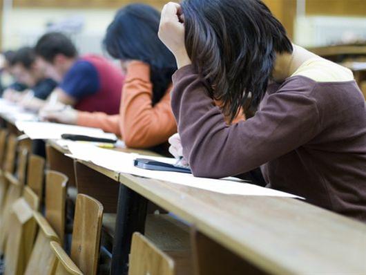 Στην Ελλάδα εκπαιδεύεσαι μόνο και μόνο για να περνάς τις εξετάσεις, όχι για να μάθεις