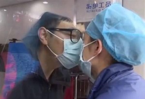 Viral το φιλί δύο ερωτευμένων με μάσκες και μέσω μιας γυάλινης πόρτας