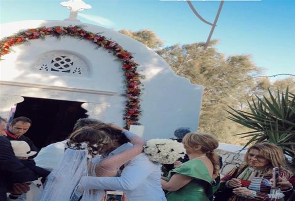 H Αθηνά Οικονομάκου νύφη στο πλευρό του Φίλιππου Μιχόπουλου στη Μύκονο