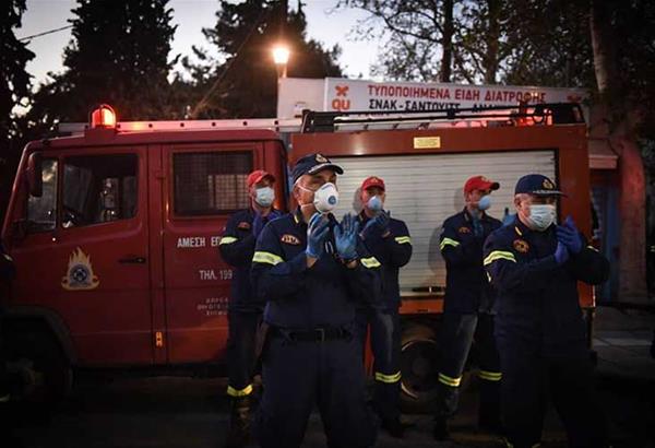 Πυροσβέστες εξέφρασαν ευγνωμοσύνη στους γιατρούς και νοσοκόμους του ΑΧΕΠΑ