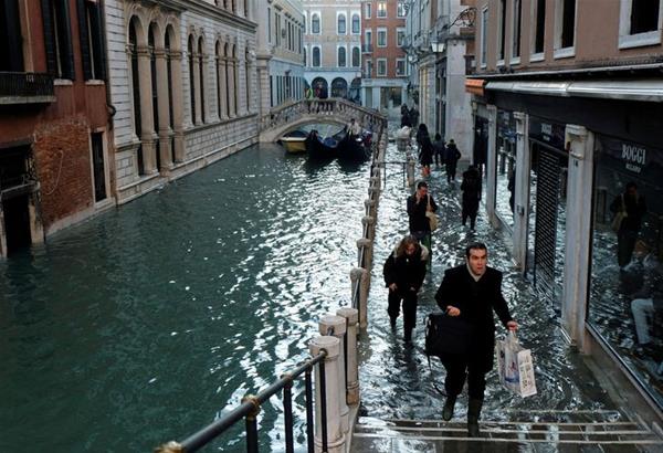 Δείτε τις πρόσφατες εικόνες από την πλημμυρισμένη Βενετία (βίντεο)