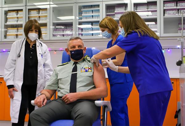 Εμβολιάστηκε ο στρατηγός Κωνσταντίνος Φλώρος: Το πρώτο βήμα για την απαλλαγή από την πανδημία