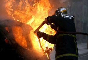 Χαριλάου Θεσσαλονίκης: Φωτιά ξέσπασε σε πυλωτή με 10 ΙΧ οχήματα κοντά στο πάρκο της Νέας Ελβετίας.