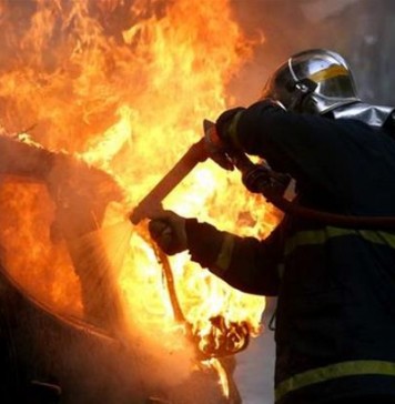 Χαριλάου Θεσσαλονίκης: Φωτιά ξέσπασε σε πυλωτή με 10 ΙΧ οχήματα κοντά στο πάρκο της Νέας Ελβετίας.
