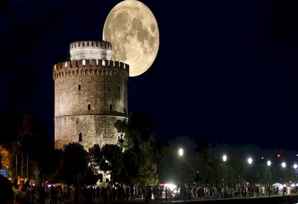 Πανσέληνος, υπερπανσέληνος και ολική σεληνιακή έκλειψη τα χαράματα της Δευτέρας - Ορατή στην Ελλάδα