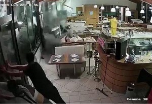 Ιταλία: Σοκ με κύμα που καταστρέφει εστιατόριο στη Γένοβα. Βίντεο