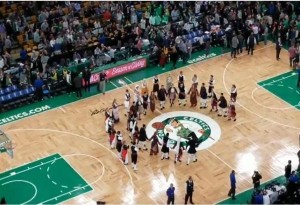 Μακεδονία Ξακουστή ακούστηκε στο γήπεδο των Celtics με τον Αντετοκούνμπο προς τιμή του Ελληνισμού