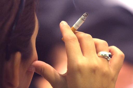 Επιστημονική έρευνα: Το κάπνισμα -ακόμη και το παθητικό- φέρνει πρόωρη εμμηνόπαυση
