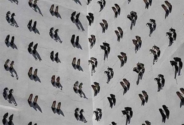 440 ζευγάρια γυναικεία παπούτσια σε έναν τοίχο, κραυγή για τα θύματα ενδοοικογενειακής βίας