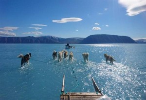 H φωτογραφία από τη Γροιλανδία που ''χτυπάει καμπανάκι'' για το ταχύτατο λιώσιμο των πάγων
