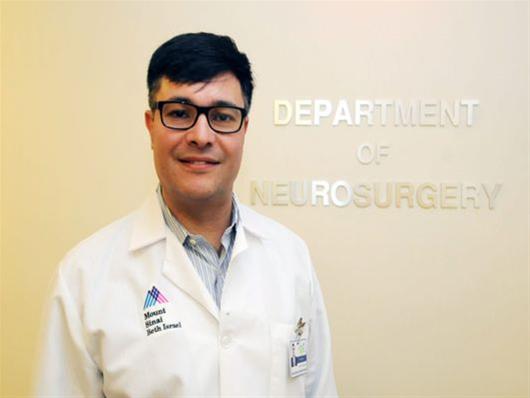 Ομογενής γιατρός έκανε επέμβαση για όγκο στον εγκέφαλο ασθενή ενώ αυτός είχε τις αισθήσεις του