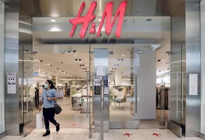 Η H&M κλείνει 250 φυσικά καταστήματα μέσα στο 2021. Αυξάνονται οι διαδικτυκές πωλήσεις