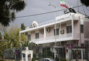 Επίθεση του Ρουβίκωνα με μπουκάλια με χρώμα και αντικείμενα στην Πρεσβεία του Ιράν