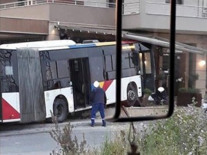 Σύγκρουση λεωφορείου του ΟΑΣΘ με ΙΧ - 4 τραυματίες, αναζητείται ο οδηγός του ΙΧ