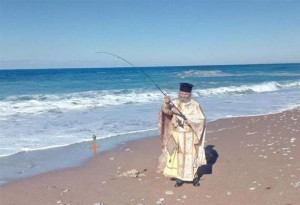 Με καλάμι ψαρέματος έριξε ιερέας τον Σταυρό στα νερά του Κυπαρισσιακού Κόλπου.
