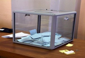 Κουκουλοφόροι έκλεψαν κάλπες από εκλογικά τμήματα στα Εξάρχεια