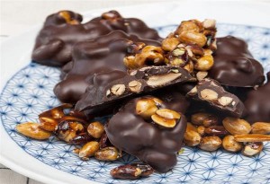Καραμελωμένοι ξηροί καρποί με σοκολάτα από τον Στέλιο Παρλιάρο