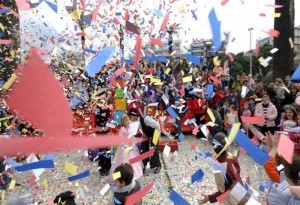 Θεσσαλονίκη: ''Καρναβάλι στην πόλη'' - Η πρώτη επίσημη παρέλαση ανοίγει με τη ''Βασίλισσα του Μετρό''