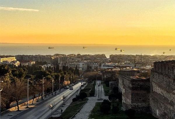 Ηλιόλουστη μέρα σήμερα Τετάρτη στη Θεσσαλονίκη με ελαφρύ αεράκι.
