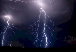 Δείτε το εντυπωσιακό βίντεο από τη βραδινή καταιγίδα στη Θεσσαλονίκη