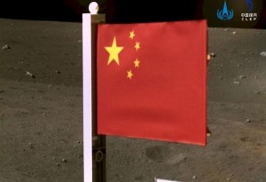 Το ρομποτικό σκάφος Chang'e 5 της Κίνας έφτασε στη Σελήνη και οι κινέζοι «φύτεψαν» τη σημαία τους   