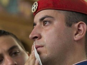 Viral η φωτογραφία του δακρυσμένου εύζωνα που συγκίνησε τους Έλληνες σε όλο τον κόσμο