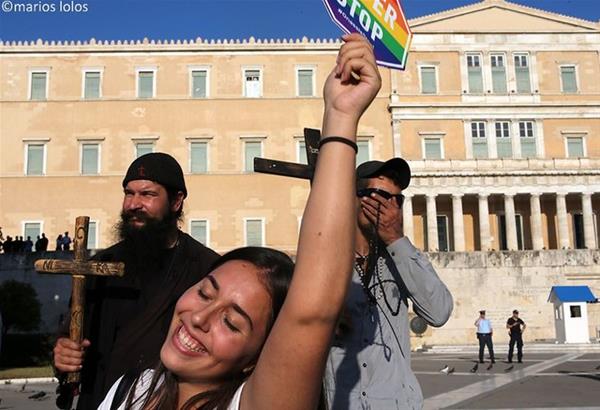 Κλασικά με σταυρούς και σημαίες στο Athens Pride 2019 ο π.Κλεομένης, επενέβησαν οι αστυνομικοί πριν δημιουργηθούν επεισόδια