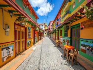 Guatapé: Η πιο χρωματιστή πόλη της Κολομβίας