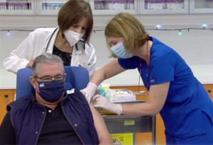 Εμβολιάστηκε ο Δ. Κουτσούμπας: Tώρα χρειάζονται μέτρα προστασίας της υγείας του λαού (βίντεο)   