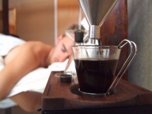 Eπαναστατικό ξυπνητήρι που σας φτιάχνει καφέ!