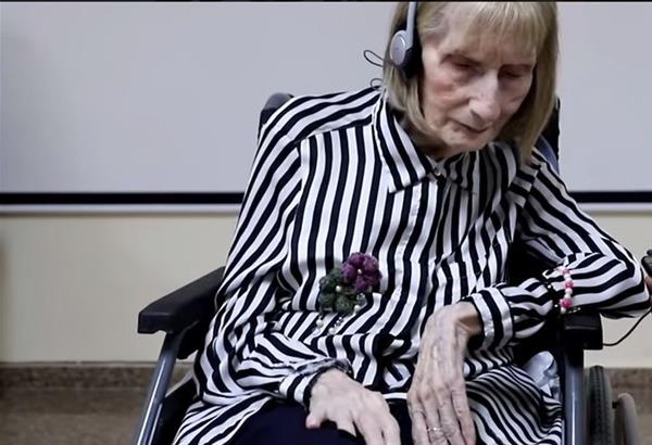 Συγκινεί το βίντεο της ηλικιωμένης μπαλαρίνας με Αλτσχάιμερ που χορεύει την Λίμνη των Κύκνων (βίντεο)